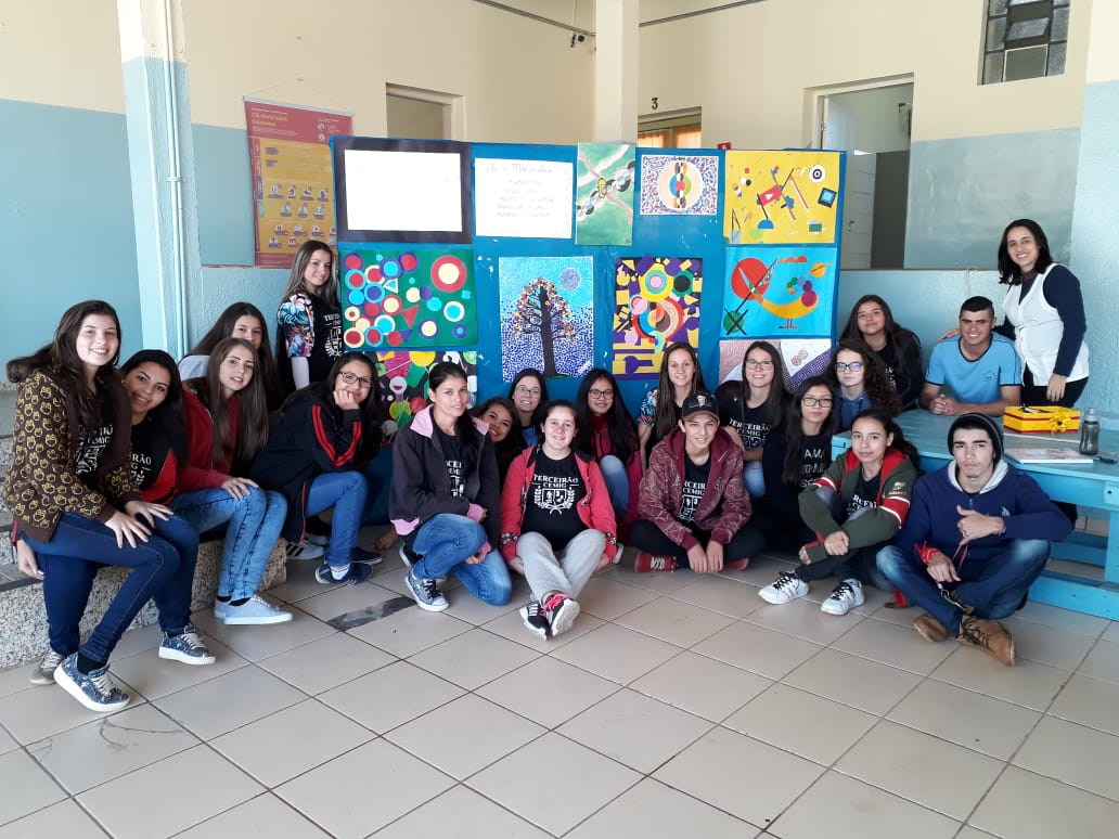 Criativas e inovadoras, assim estão acontecendo as aulas ministradas na 3ª série A do pela professora Rivalene Szczepanik do Colégio Estadual Maria Isabel Guimarães, município de São José da Boa Vista, despertando o interesse dos alunos e estimulando o senso criativo na efetivação dos exercícios. Estudar Matemática nunca foi tão prazeroso.