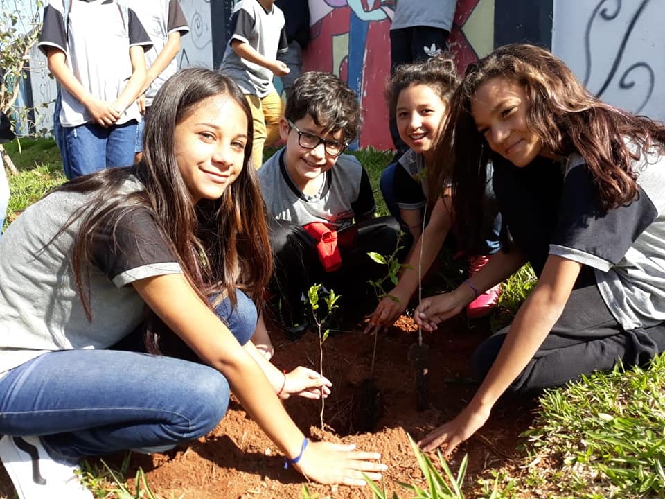 As Instituições de Ensino Estaduais jurisdicionadas ao NRE de Wenceslau Braz aderem ao Programa Paraná Mais Verde, ação promovida pela Secretaria de Estado do Desenvolvimento Sustentável e do Turismo em parceria com as demais pastas do Estado.