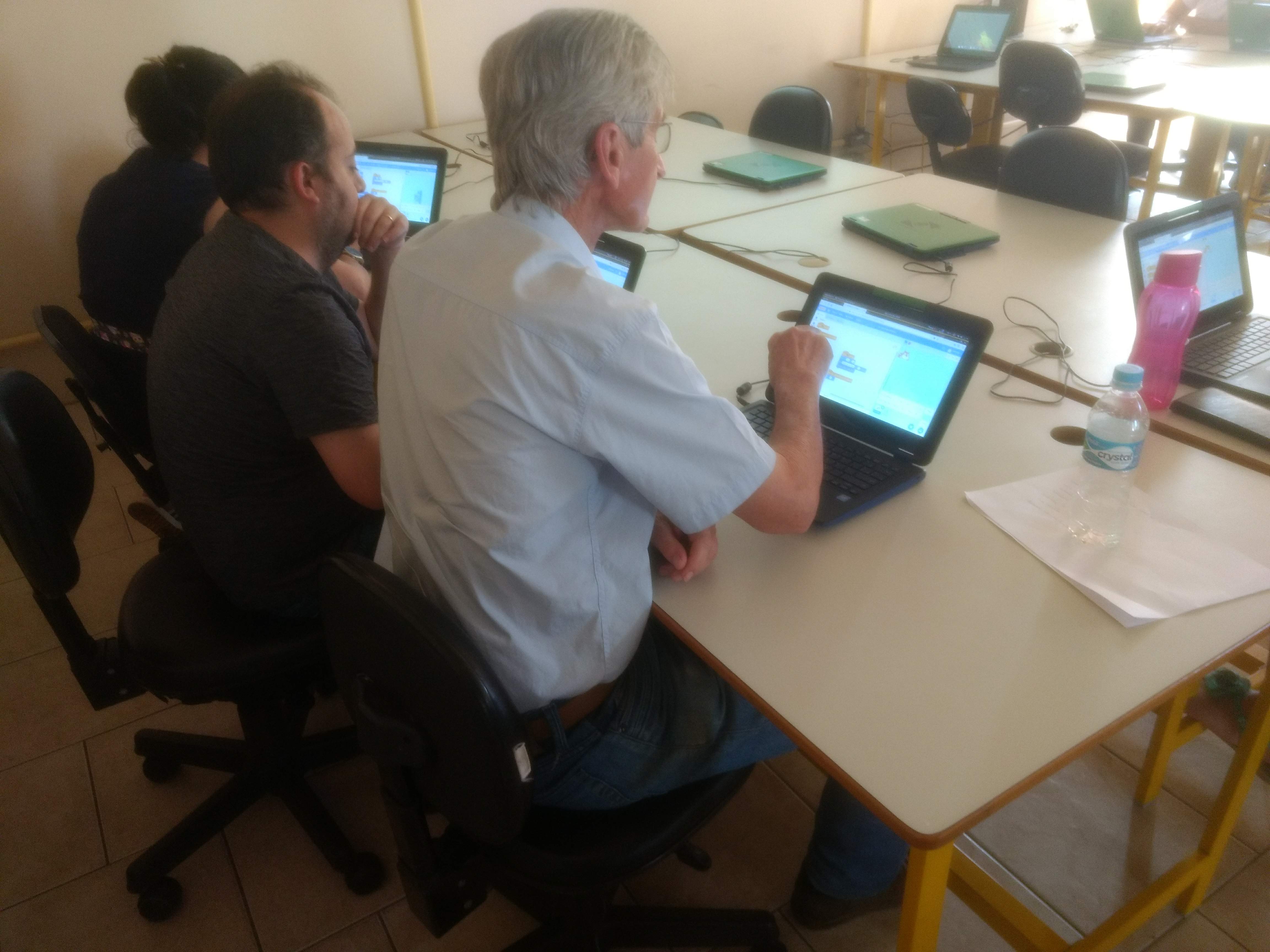 A SEED/NRE/CRTE Wenceslau Braz realizou no mês de setembro a Oficina Descomplicando a Programação que teve como objetivo o desenvolvimento do raciocínio lógico na resolução de problemas por meio da programação.