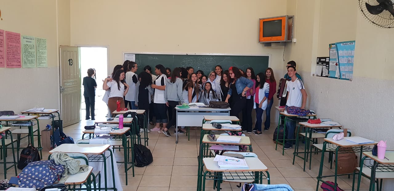 Um dia especial cheio de emoções e surpresas. Cada escola promoveu uma atividade diferenciada para homenagear seus professores, parabenizando-os pelo dia 15 de outubro, data em que os profissionais de educação são reconhecidos pelo papel que têm na formação dos jovens e contribuição para uma sociedade melhor.