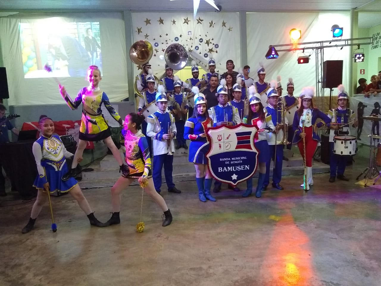 Com objetivo de incentivar os alunos a se expressarem por meio da dança, música e teatro, aconteceu no dia 13 novembro o I Festival de talentos do Colégio Estadual Erasmo Braga, município de Sengés em alusão ao Dia da Família na Escola, sendo aberto aos pais e comunidade escolar.