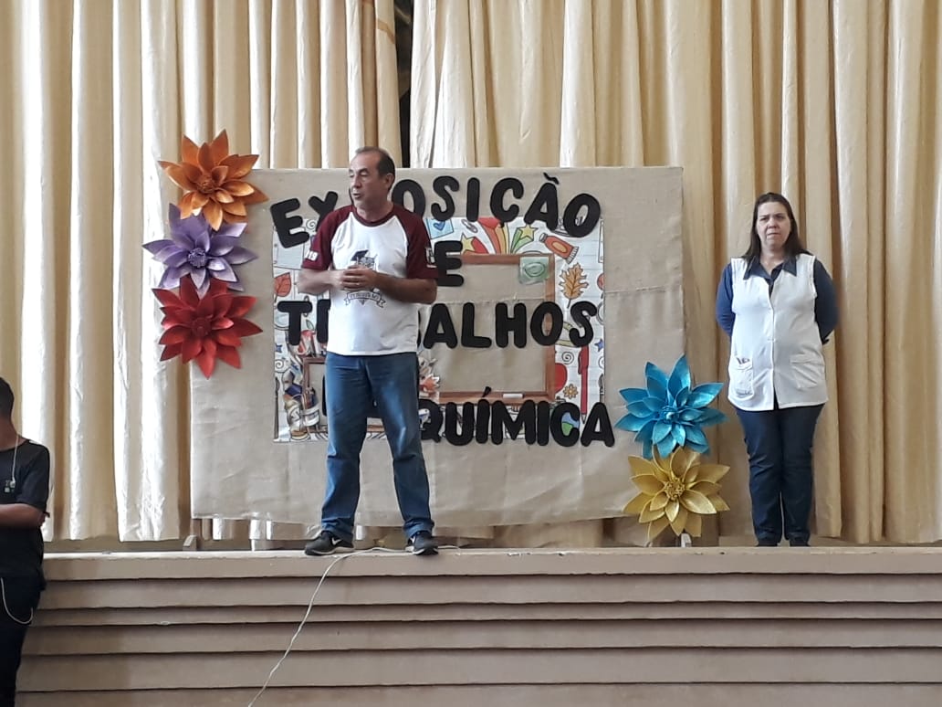 Alunos do Colégio Estadual Rodrigues Alves, localizado em Jaguariaíva, apresentaram na última quinta-feira, dia 28 de novembro, trabalhos e experimentos químicos na “ Exposição de Trabalhos de Química”.