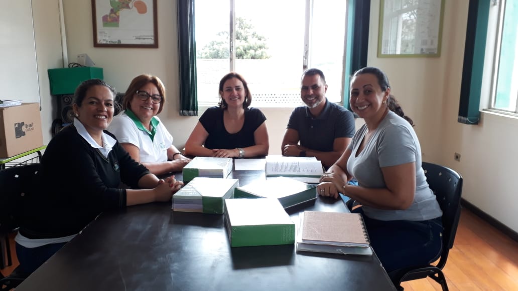 O Núcleo Regional de Educação de Wenceslau Braz, representado pelo chefe Joaquim Gabriel Faustinoni juntamente com a técnica do NCPM ( Núcleo de Cooperação Pedagógica com os Municípios) Cristina Isabel, visitaram no decorrer do mês de fevereiro as Secretárias Municipais de Educação, onde realizaram a entrega de coleções de exemplares do Referencial Curricular do Paraná para que as mesmas distribuam entre suas escolas.