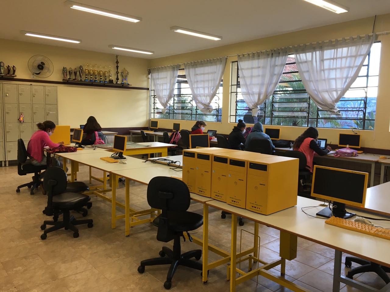 Depois de um ano sem aulas presenciais, estudantes da
Rede Estadual dos municípios de Arapoti e Wenceslau Braz, aos poucos estão retornando às atividades.