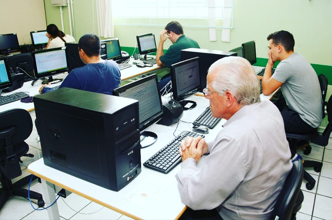 A partir desta segunda-feira (23), estão abertas as inscrições para os exames estaduais de EJA (Educação de Jovens e Adultos) para o ensino fundamental II. As inscrições para o ensino médio abrem no dia 18 de outubro.