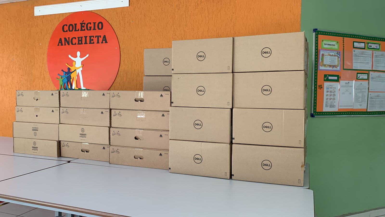 O Instituto Paranaense de Desenvolvimento Nacional- FUNDEPAR, realizou entre os dias 29 de outubro e 03 de novembro a entrega de computadores para nove colégios Estaduais de oito municípios jurisdicionados ao NRE de Wenceslau Braz.