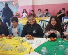 No dia 10 de abril, o Colégio Estadual Nilo Peçanha, município de Jaguariaíva, realizou o 1º Café Literário, o qual teve por objetivo estimular a leitura e a escrita dos alunos do  Ensino Fundamental e Médio, incentivando a fruição do momento no qual ocorrem essas ações.