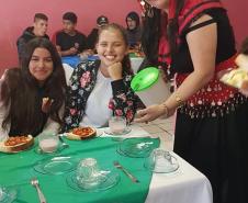 No dia 10 de abril, o Colégio Estadual Nilo Peçanha, município de Jaguariaíva, realizou o 1º Café Literário, o qual teve por objetivo estimular a leitura e a escrita dos alunos do  Ensino Fundamental e Médio, incentivando a fruição do momento no qual ocorrem essas ações.