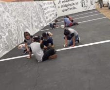 Com o intuito de levar aos educandos um conhecimento mais amplo sobre a Arte Urbana, a professora Márcia Tezza Souza do Colégio Estadual  Carmelina Ferreira Pedroso, município de Arapoti, idealizou o projeto " Pintura Mural e seus Benefícios na Transformação Pessoal e Social", cujo objetivo principal é causar impacto nos espectadores através de desenhos e frases que estimulam a reflexão, bem como levar a sociedade a valorizar a Arte como uma importante ferramenta na compreensão da Valorização