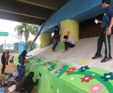 Com o intuito de levar aos educandos um conhecimento mais amplo sobre a Arte Urbana, a professora Márcia Tezza Souza do Colégio Estadual  Carmelina Ferreira Pedroso, município de Arapoti, idealizou o projeto " Pintura Mural e seus Benefícios na Transformação Pessoal e Social", cujo objetivo principal é causar impacto nos espectadores através de desenhos e frases que estimulam a reflexão, bem como levar a sociedade a valorizar a Arte como uma importante ferramenta na compreensão da Valorização