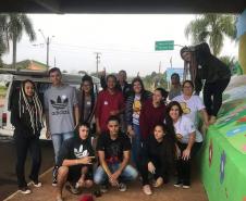 Com o intuito de levar aos educandos um conhecimento mais amplo sobre a Arte Urbana, a professora Márcia Tezza Souza do Colégio Estadual  Carmelina Ferreira Pedroso, município de Arapoti, idealizou o projeto " Pintura Mural e seus Benefícios na Transformação Pessoal e Social", cujo objetivo principal é causar impacto nos espectadores através de desenhos e frases que estimulam a reflexão, bem como levar a sociedade a valorizar a Arte como uma importante ferramenta na compreensão da Valorização