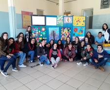 Criativas e inovadoras, assim estão acontecendo as aulas ministradas na 3ª série A do pela professora Rivalene Szczepanik do Colégio Estadual Maria Isabel Guimarães, município de São José da Boa Vista, despertando o interesse dos alunos e estimulando o senso criativo na efetivação dos exercícios. Estudar Matemática nunca foi tão prazeroso.