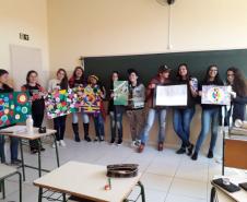Criativas e inovadoras, assim estão acontecendo as aulas ministradas na 3ª série A do pela professora Rivalene Szczepanik do Colégio Estadual Maria Isabel Guimarães, município de São José da Boa Vista, despertando o interesse dos alunos e estimulando o senso criativo na efetivação dos exercícios. Estudar Matemática nunca foi tão prazeroso!