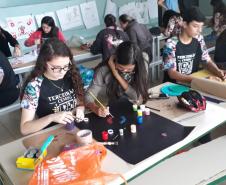 Criativas e inovadoras, assim estão acontecendo as aulas ministradas na 3ª série A do pela professora Rivalene Szczepanik do Colégio Estadual Maria Isabel Guimarães, município de São José da Boa Vista, despertando o interesse dos alunos e estimulando o senso criativo na efetivação dos exercícios. Estudar Matemática nunca foi tão prazeroso.