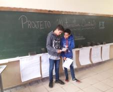 Considerada pela maioria dos alunos uma das disciplinas mais difíceis de se aprender, a Matemática nunca foi tão fácil de se lidar quanto no Colégio Estadual do Campo Professor Lauro Sangreman, município de Sengés. Isso porque o professor Maycon Marrero desenvolveu com os alunos do 8º ano o projeto "Matemática Divertida" que ajuda os estudantes a aprenderem a disciplina utilizando a música. 