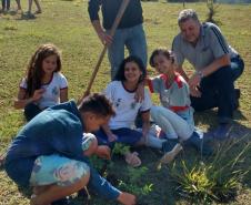 As Instituições de Ensino Estaduais jurisdicionadas ao NRE de Wenceslau Braz aderem ao Programa Paraná Mais Verde, ação promovida pela Secretaria de Estado do Desenvolvimento Sustentável e do Turismo em parceria com as demais pastas do Estado. 
