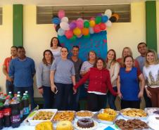Um dia especial cheio de emoções e surpresas. Cada escola promoveu uma atividade diferenciada para homenagear seus professores, parabenizando-os  pelo dia 15 de outubro, data em que os profissionais de educação são reconhecidos pelo papel que têm na formação dos jovens e contribuição para uma sociedade melhor. 