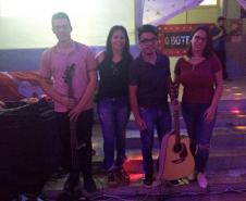Com objetivo de incentivar os alunos a se expressarem por meio da dança, música e teatro, aconteceu no dia 13 novembro o I Festival de talentos do Colégio Estadual Erasmo Braga, município de Sengés em alusão ao Dia da Família na Escola, sendo aberto aos pais e comunidade escolar. 