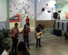 Com objetivo de incentivar os alunos a se expressarem por meio da dança, música e teatro, aconteceu no dia 13 novembro o I Festival de talentos do Colégio Estadual Erasmo Braga, município de Sengés em alusão ao Dia da Família na Escola, sendo aberto aos pais e comunidade escolar. 
