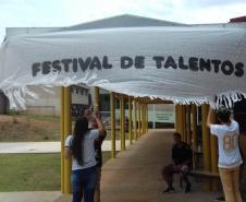 Com objetivo de incentivar os alunos a se expressarem por meio da dança, música e teatro, aconteceu no dia 13 novembro o I Festival de talentos do Colégio Estadual Erasmo Braga, município de Sengés em alusão ao Dia da Família na Escola, sendo aberto aos pais e comunidade escolar. 