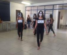 Com o objetivo de promover entre os alunos reflexões sobre a importância e o reconhecimento da contribuição das culturas africanas na formação da identidade do povo brasileiro, colégios da rede estadual de ensino e APAES jurisdicionados a este NRE realizaram várias atividades culturais e artísticas, em Comemoração ao Dia da Consciência Negra.