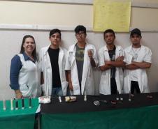 Alunos do Colégio Estadual Rodrigues Alves, localizado em Jaguariaíva, apresentaram na última quinta-feira, dia 28 de novembro, trabalhos e experimentos químicos  na “ Exposição de Trabalhos de Química”.  