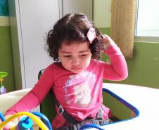 Na Escola de Educação Especial Rafael Ribeiro de Lara, situada no município de Arapoti, adaptou-se um espaço sensorial, dentro da própria sala de aula para auxiliar no desenvolvimento da concentração, motricidade, criatividade e sentido tátil dos alunos.