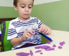 Na Escola de Educação Especial Rafael Ribeiro de Lara, situada no município de Arapoti, adaptou-se um espaço sensorial, dentro da própria sala de aula para auxiliar no desenvolvimento da concentração, motricidade, criatividade e sentido tátil dos alunos.