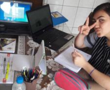 A Secretaria de Estado da Educação e do Esporte do Paraná (SEED) iniciou nesta segunda-feira (6) a implantação de pacote de ações que compõem o EAD Aula Paraná. As medidas  visam diminuir os problemas causados pela pandemia do novo coronavírus, que forçou o decreto de quarentena, resultando no fechamento das instituições de ensino por tempo indeterminado.