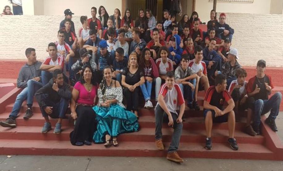 No dia 10 de abril, o Colégio Estadual Nilo Peçanha, município de Jaguariaíva, realizou o 1º Café Literário, o qual teve por objetivo estimular a leitura e a escrita dos alunos do  Ensino Fundamental e Médio, incentivando a fruição do momento no qual ocorrem essas ações.