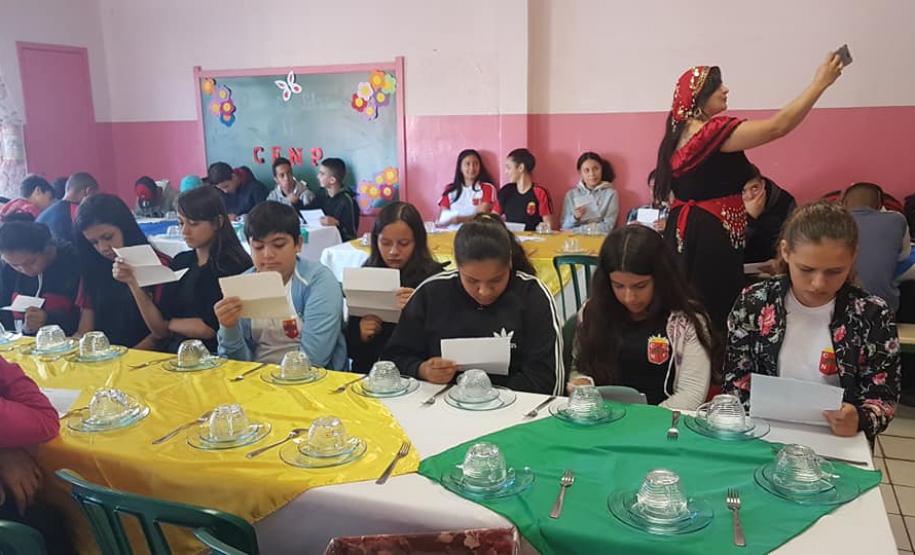 No dia 10 de abril, o Colégio Estadual Nilo Peçanha, município de Jaguariaíva, realizou o 1º Café Literário, o qual teve por objetivo estimular a leitura e a escrita dos alunos do  Ensino Fundamental e Médio, incentivando a fruição do momento no qual ocorrem essas ações.