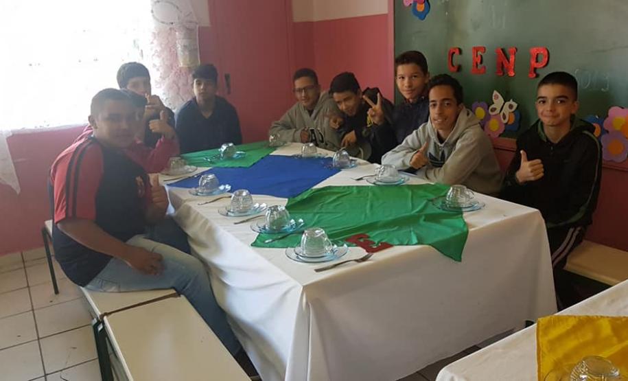 No dia 10 de abril, o Colégio Estadual Nilo Peçanha, município de Jaguariaíva, realizou o 1º Café Literário, o qual teve por objetivo estimular a leitura e a escrita dos alunos do  Ensino Fundamental e Médio, incentivando a fruição do momento no qual ocorrem essas ações.