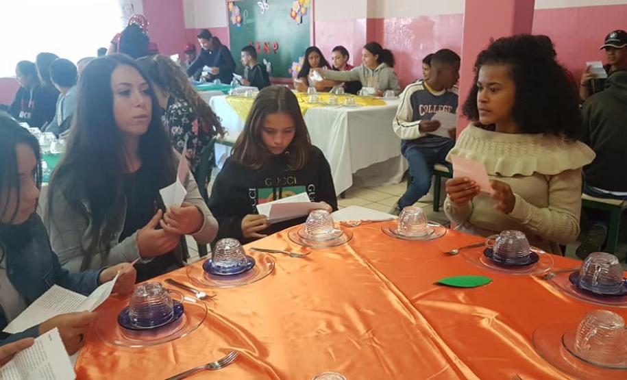 No dia 10 de abril, o Colégio Estadual Nilo Peçanha, município de Jaguariaíva, realizou o 1º Café Literário, o qual teve por objetivo estimular a leitura e a escrita dos alunos do  Ensino Fundamental e Médio, incentivando a fruição do momento no qual ocorrem essas ações.