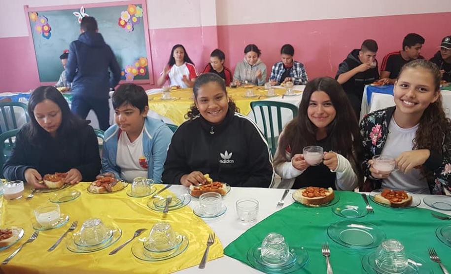 No dia 10 de abril, o Colégio Estadual Nilo Peçanha, município de Jaguariaíva, realizou o 1º Café Literário, o qual teve por objetivo estimular a leitura e a escrita dos alunos do  Ensino Fundamental e Médio, incentivando a fruição do momento no qual ocorrem essas ações.