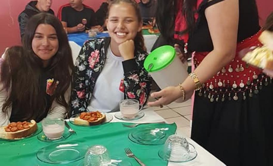 No dia 10 de abril, o Colégio Estadual Nilo Peçanha, município de Jaguariaíva, realizou o 1º Café Literário, o qual teve por objetivo estimular a leitura e a escrita dos alunos do  Ensino Fundamental e Médio, incentivando a fruição do momento no qual ocorrem essas ações.