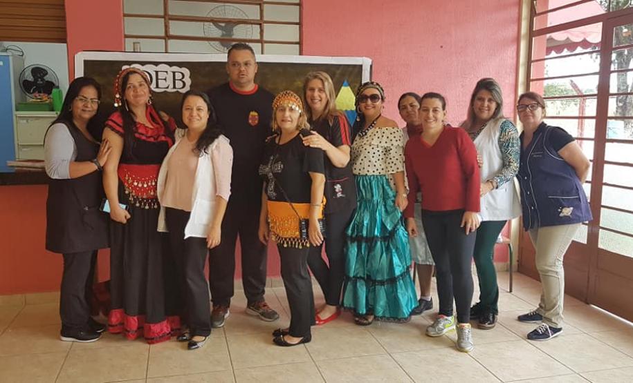 No dia 10 de abril, o Colégio Estadual Nilo Peçanha, município de Jaguariaíva, realizou o 1º Café Literário, o qual teve por objetivo estimular a leitura e a escrita dos alunos do  Ensino Fundamental e Médio, incentivando a fruição do momento no qual ocorrem essas ações.