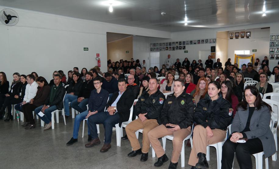 Aconteceu na manhã da última quinta-feira (06), nas dependências do Rotary Club de Wenceslau Braz o lançamento do Programa Presente na Escola, o qual tem como objetivo monitorar diariamente a frequência dos estudantes e trabalhar de forma integrada à Rede de Proteção de Crianças e Adolescentes no combate ao abandono e evasão escolar.