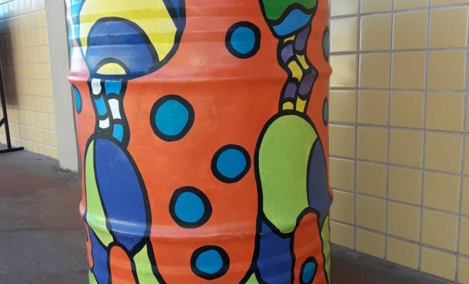 Com o intuito de levar aos educandos um conhecimento mais amplo sobre a Arte Urbana, a professora Márcia Tezza Souza do Colégio Estadual  Carmelina Ferreira Pedroso, município de Arapoti, idealizou o projeto " Pintura Mural e seus Benefícios na Transformação Pessoal e Social", cujo objetivo principal é causar impacto nos espectadores através de desenhos e frases que estimulam a reflexão, bem como levar a sociedade a valorizar a Arte como uma importante ferramenta na compreensão da Valorização