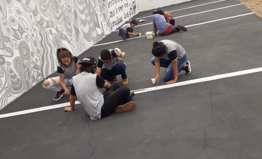 Com o intuito de levar aos educandos um conhecimento mais amplo sobre a Arte Urbana, a professora Márcia Tezza Souza do Colégio Estadual  Carmelina Ferreira Pedroso, município de Arapoti, idealizou o projeto " Pintura Mural e seus Benefícios na Transformação Pessoal e Social", cujo objetivo principal é causar impacto nos espectadores através de desenhos e frases que estimulam a reflexão, bem como levar a sociedade a valorizar a Arte como uma importante ferramenta na compreensão da Valorização