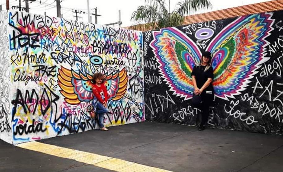 Com o intuito de levar aos educandos um conhecimento mais amplo sobre a Arte Urbana, a professora Márcia Tezza Souza do Colégio Estadual  Carmelina Ferreira Pedroso, município de Arapoti, idealizou o projeto " Pintura Mural e seus Benefícios na Transformação Pessoal e Social", cujo objetivo principal é causar impacto nos espectadores através de desenhos e frases que estimulam a reflexão, bem como levar a sociedade a valorizar a Arte como uma importante ferramenta na compreensão da Valorização