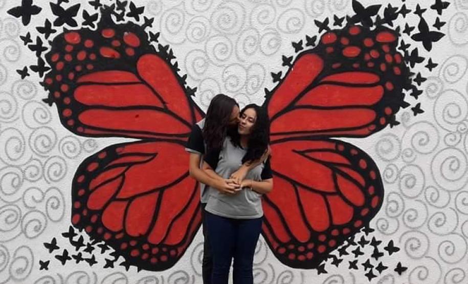 Com o intuito de levar aos educandos um conhecimento mais amplo sobre a Arte Urbana, a professora Márcia Tezza Souza do Colégio Estadual  Carmelina Ferreira Pedroso, município de Arapoti, idealizou o projeto " Pintura Mural e seus Benefícios na Transformação Pessoal e Social", cujo objetivo principal é causar impacto nos espectadores através de desenhos e frases que estimulam a reflexão, bem como levar a sociedade a valorizar a Arte como uma importante ferramenta na compreensão da Valorização