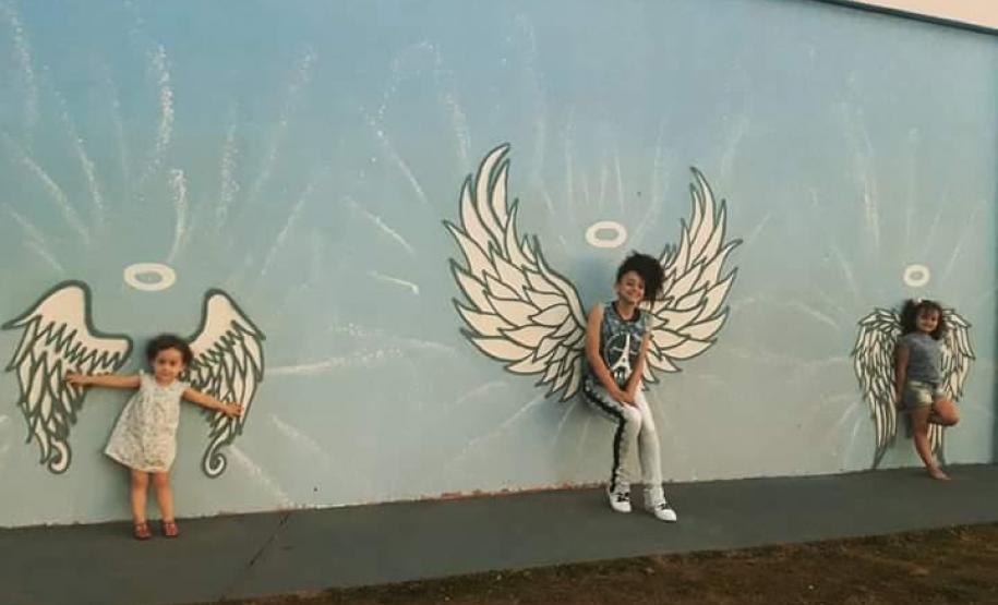 Com o intuito de levar aos educandos um conhecimento mais amplo sobre a Arte Urbana, a professora Márcia Tezza Souza do Colégio Estadual  Carmelina Ferreira Pedroso, município de Arapoti, idealizou o projeto " Pintura Mural e seus Benefícios na Transformação Pessoal e Social", cujo objetivo principal é causar impacto nos espectadores através de desenhos e frases que estimulam a reflexão, bem como levar a sociedade a valorizar a Arte como uma importante ferramenta na compreensão da Valorização