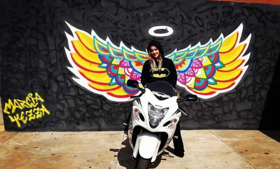 Com o intuito de levar aos educandos um conhecimento mais amplo sobre a Arte Urbana, a professora Márcia Tezza Souza do Colégio Estadual  Carmelina Ferreira Pedroso, município de Arapoti, idealizou o projeto " Pintura Mural e seus Benefícios na Transformação Pessoal e Social", cujo objetivo principal é causar impacto nos espectadores através de desenhos e frases que estimulam a reflexão, bem como levar a sociedade a valorizar a Arte como uma importante ferramenta na compreensão da Valorização