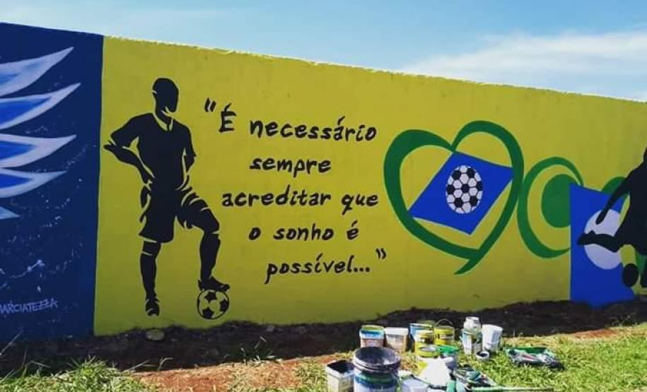 Com o intuito de levar aos educandos um conhecimento mais amplo sobre a Arte Urbana, a professora Márcia Tezza Souza do Colégio Estadual  Carmelina Ferreira Pedroso, município de Arapoti, idealizou o projeto " Pintura Mural e seus Benefícios na Transformação Pessoal e Social", cujo objetivo principal é causar impacto nos espectadores através de desenhos e frases que estimulam a reflexão, bem como levar a sociedade a valorizar a Arte como uma importante ferramenta na compreensão da Valorização