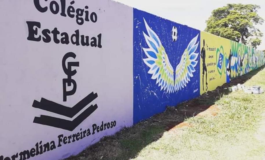 Com o intuito de levar aos educandos um conhecimento mais amplo sobre a Arte Urbana, a professora Márcia Tezza Souza do Colégio Estadual  Carmelina Ferreira Pedroso, município de Arapoti, idealizou o projeto " Pintura Mural e seus Benefícios na Transformação Pessoal e Social", cujo objetivo principal é causar impacto nos espectadores através de desenhos e frases que estimulam a reflexão, bem como levar a sociedade a valorizar a Arte como uma importante ferramenta na compreensão da Valorização