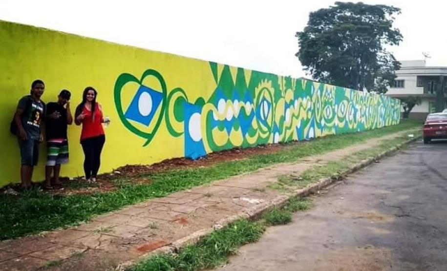 Com o intuito de levar aos educandos um conhecimento mais amplo sobre a Arte Urbana, a professora Márcia Tezza Souza do Colégio Estadual  Carmelina Ferreira Pedroso, município de Arapoti, idealizou o projeto " Pintura Mural e seus Benefícios na Transformação Pessoal e Social", cujo objetivo principal é causar impacto nos espectadores através de desenhos e frases que estimulam a reflexão, bem como levar a sociedade a valorizar a Arte como uma importante ferramenta na compreensão da Valorização