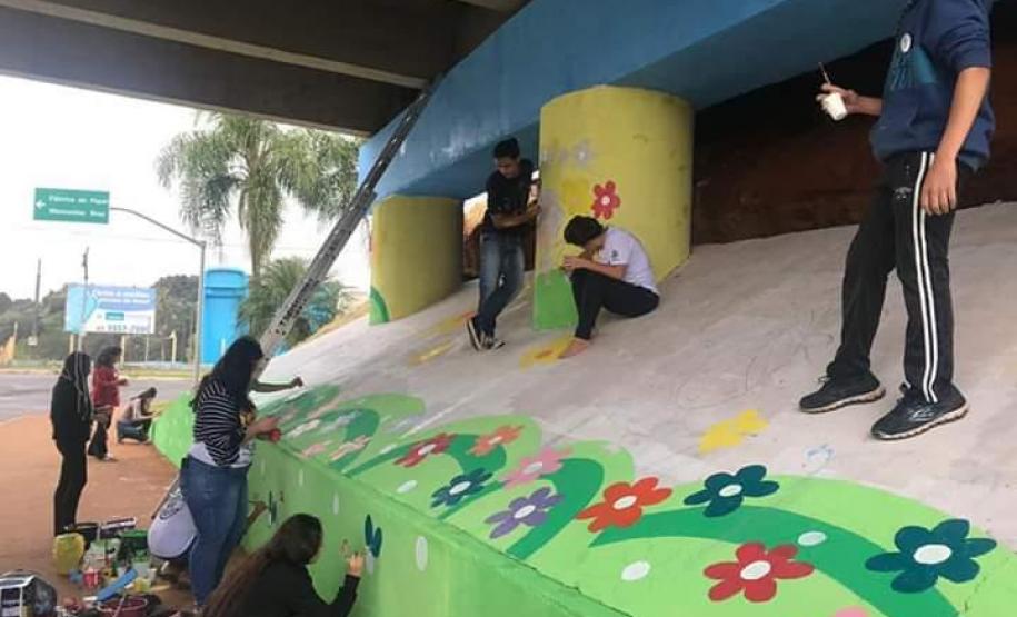 Com o intuito de levar aos educandos um conhecimento mais amplo sobre a Arte Urbana, a professora Márcia Tezza Souza do Colégio Estadual  Carmelina Ferreira Pedroso, município de Arapoti, idealizou o projeto " Pintura Mural e seus Benefícios na Transformação Pessoal e Social", cujo objetivo principal é causar impacto nos espectadores através de desenhos e frases que estimulam a reflexão, bem como levar a sociedade a valorizar a Arte como uma importante ferramenta na compreensão da Valorização