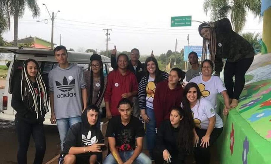 Com o intuito de levar aos educandos um conhecimento mais amplo sobre a Arte Urbana, a professora Márcia Tezza Souza do Colégio Estadual  Carmelina Ferreira Pedroso, município de Arapoti, idealizou o projeto " Pintura Mural e seus Benefícios na Transformação Pessoal e Social", cujo objetivo principal é causar impacto nos espectadores através de desenhos e frases que estimulam a reflexão, bem como levar a sociedade a valorizar a Arte como uma importante ferramenta na compreensão da Valorização