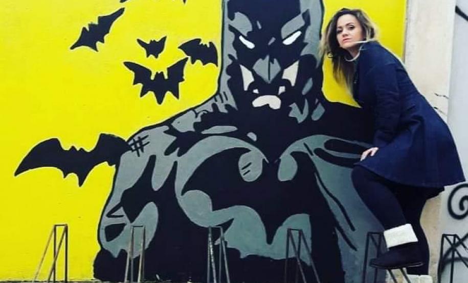 Com o intuito de levar aos educandos um conhecimento mais amplo sobre a Arte Urbana, a professora Márcia Tezza Souza do Colégio Estadual  Carmelina Ferreira Pedroso, município de Arapoti, idealizou o projeto " Pintura Mural e seus Benefícios na Transformação Pessoal e Social", cujo objetivo principal é causar impacto nos espectadores através de desenhos e frases que estimulam a reflexão, bem como levar a sociedade a valorizar a Arte como uma importante ferramenta na compreensão da Valorização