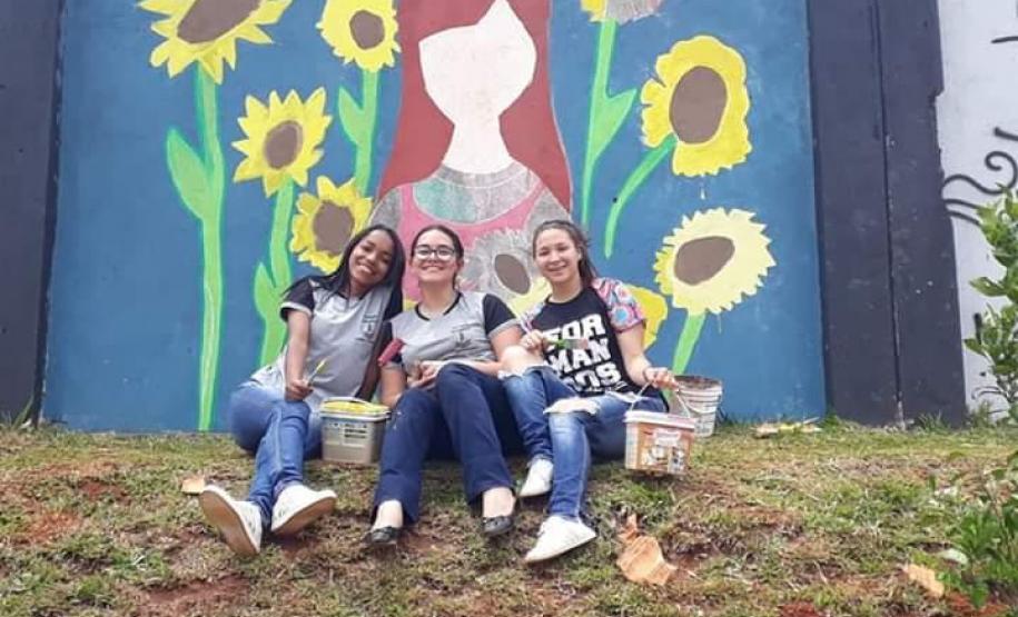 Com o intuito de levar aos educandos um conhecimento mais amplo sobre a Arte Urbana, a professora Márcia Tezza Souza do Colégio Estadual  Carmelina Ferreira Pedroso, município de Arapoti, idealizou o projeto " Pintura Mural e seus Benefícios na Transformação Pessoal e Social", cujo objetivo principal é causar impacto nos espectadores através de desenhos e frases que estimulam a reflexão, bem como levar a sociedade a valorizar a Arte como uma importante ferramenta na compreensão da Valorização